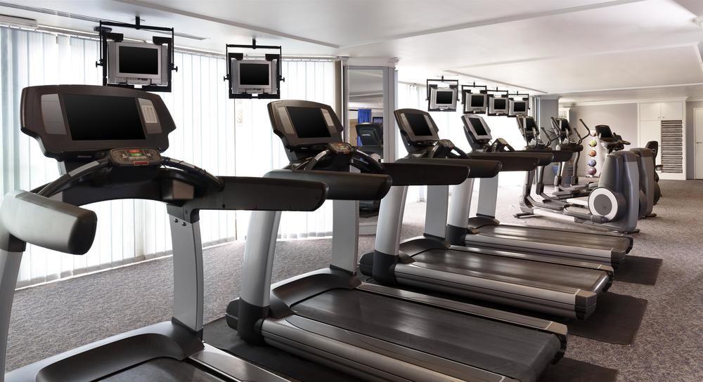 เลอ เมริเดียน อัลโคบาร์ Hotel อัลโคห์บาร์ ภายนอก รูปภาพ A row of treadmills