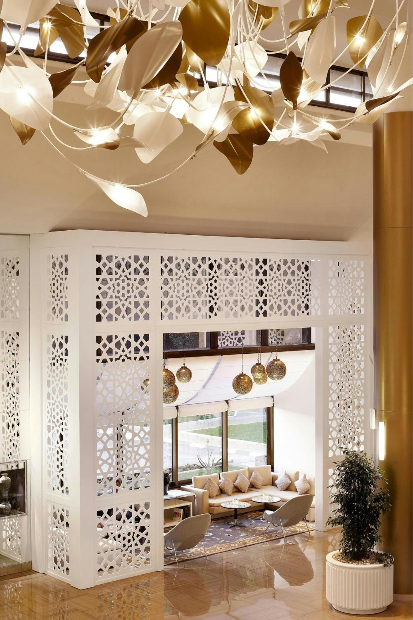 เลอ เมริเดียน อัลโคบาร์ Hotel อัลโคห์บาร์ ภายนอก รูปภาพ Laser cut wood