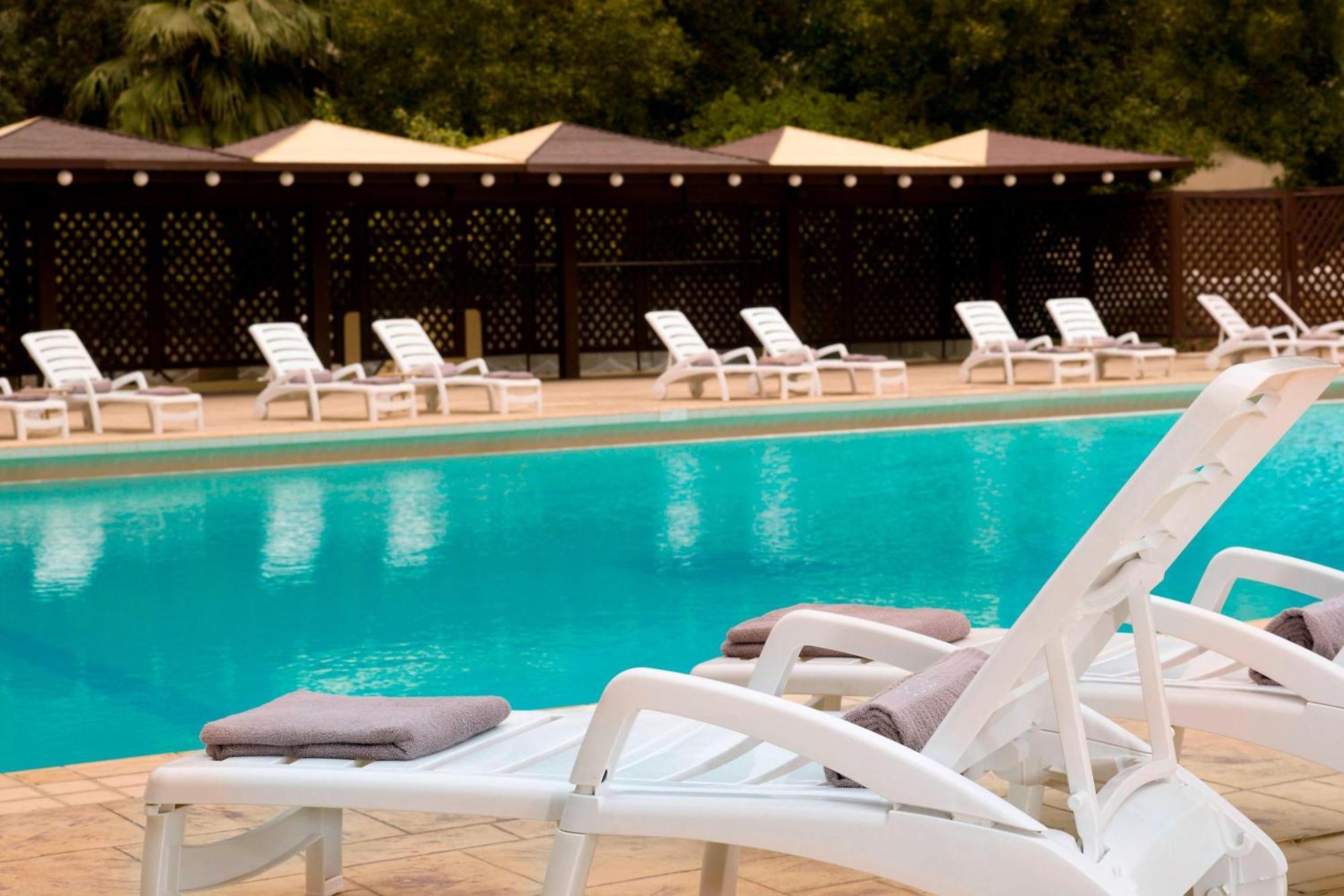 เลอ เมริเดียน อัลโคบาร์ Hotel อัลโคห์บาร์ ภายนอก รูปภาพ The pool at the hotel