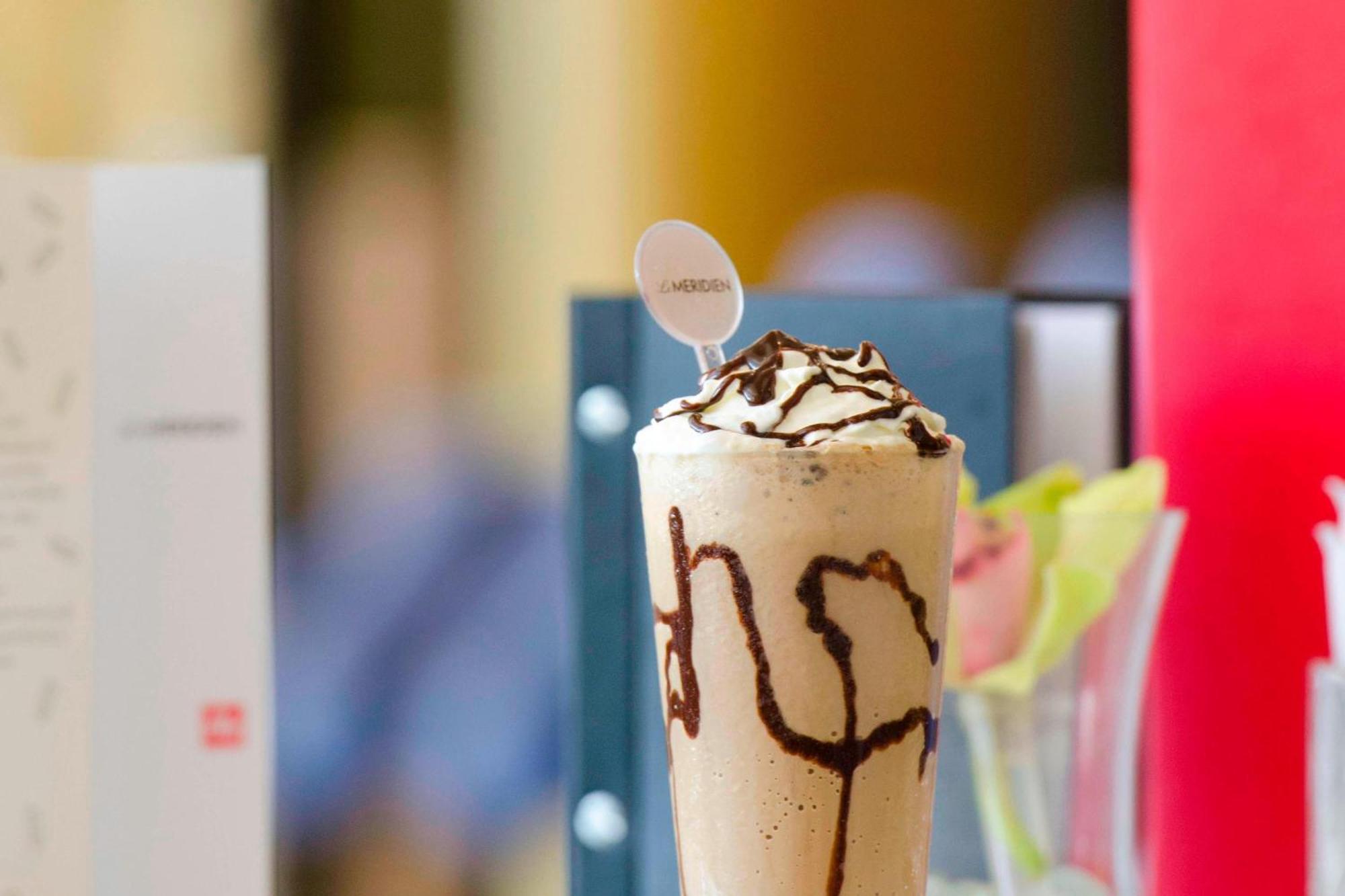 เลอ เมริเดียน อัลโคบาร์ Hotel อัลโคห์บาร์ ภายนอก รูปภาพ A coffee frappe