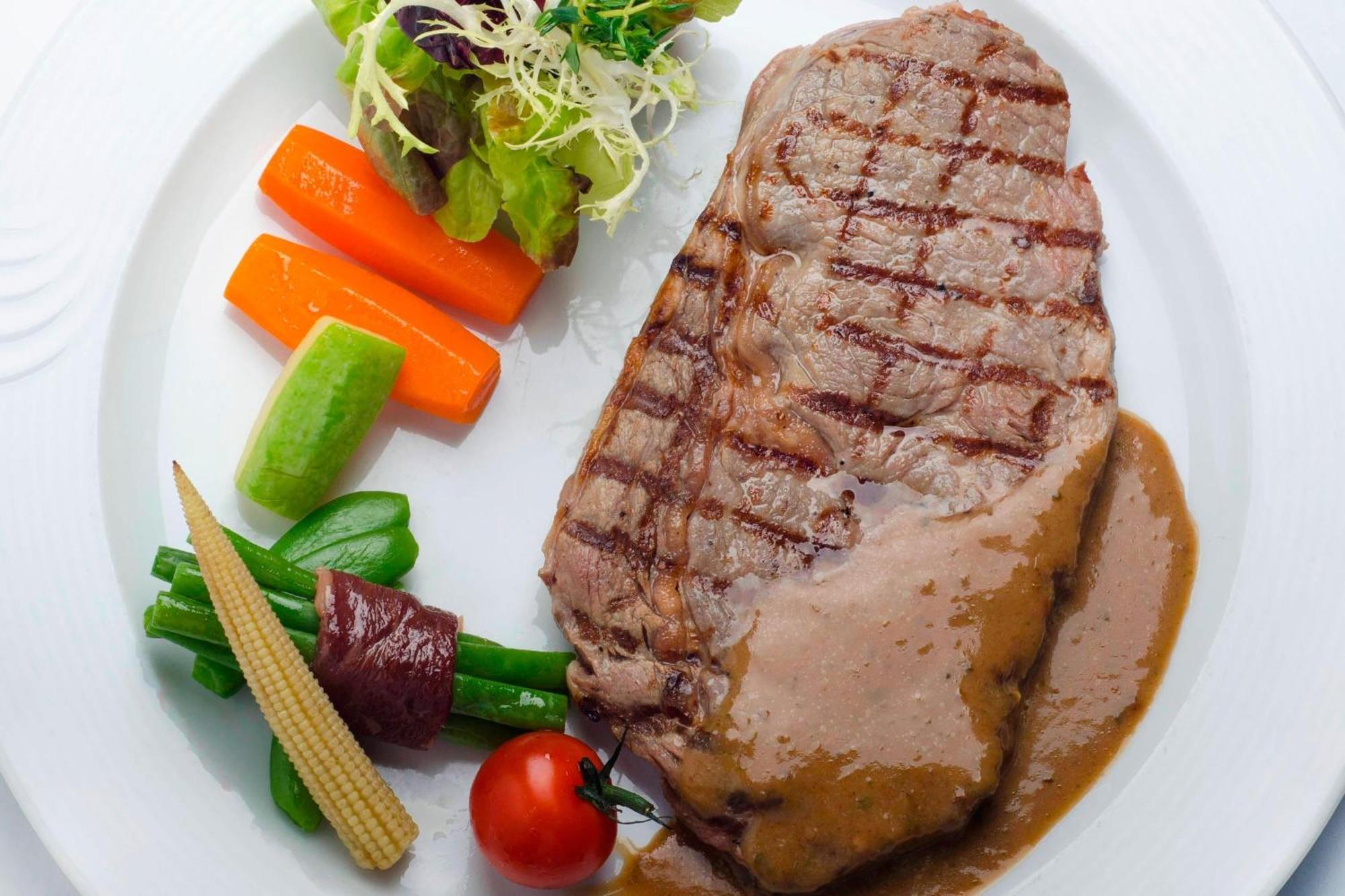 เลอ เมริเดียน อัลโคบาร์ Hotel อัลโคห์บาร์ ภายนอก รูปภาพ A steak with vegetables