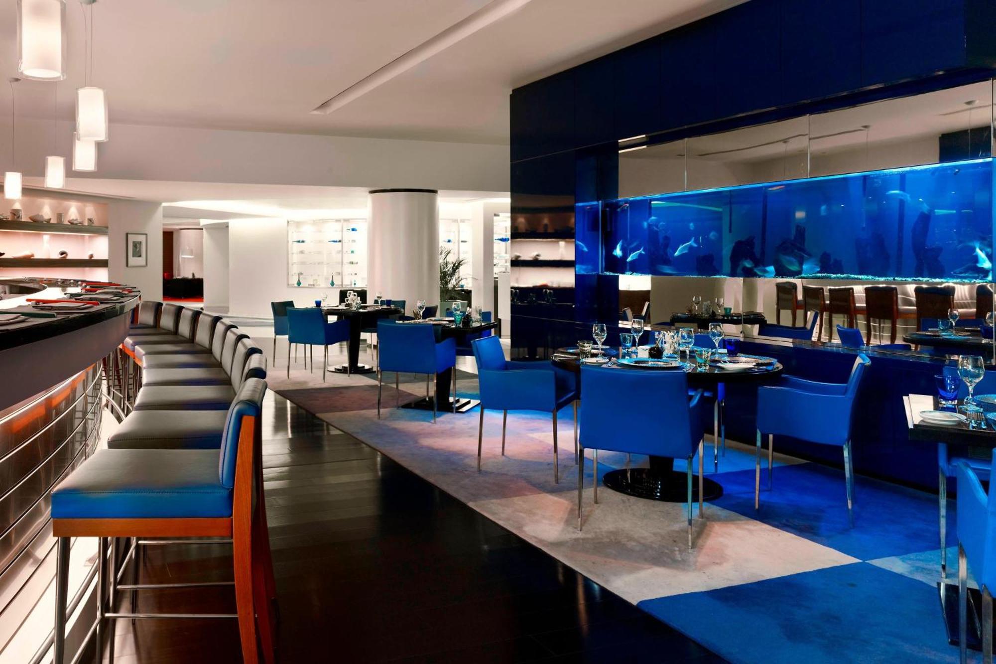 เลอ เมริเดียน อัลโคบาร์ Hotel อัลโคห์บาร์ ภายนอก รูปภาพ The Blue Water Lounge at London Heathrow Airport