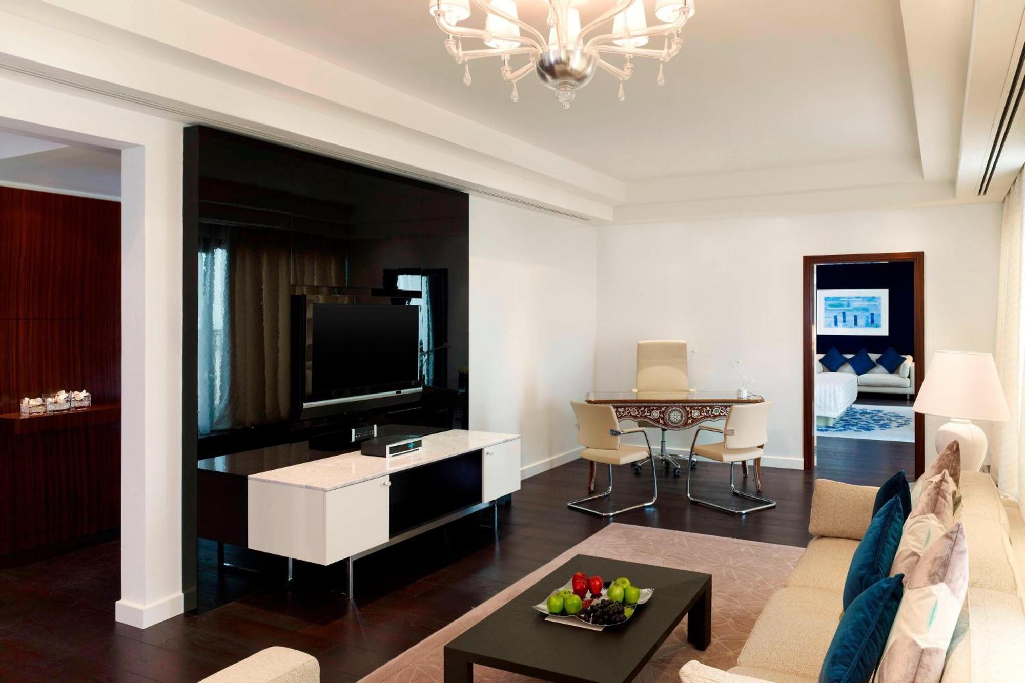 เลอ เมริเดียน อัลโคบาร์ Hotel อัลโคห์บาร์ ภายนอก รูปภาพ A living room in a suite at the Ritz-Carlton, Moscow