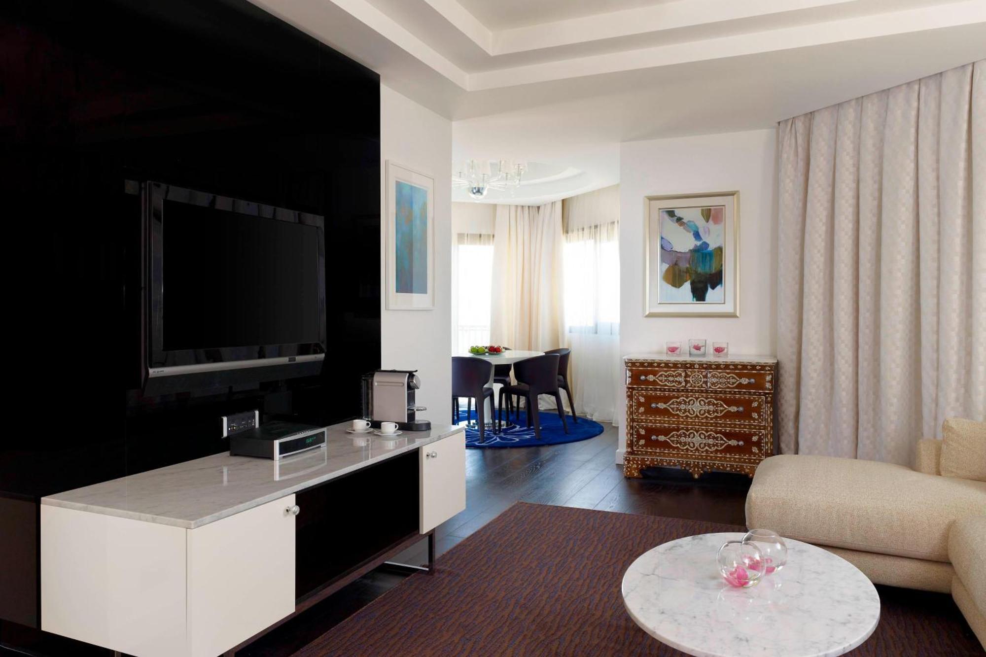 เลอ เมริเดียน อัลโคบาร์ Hotel อัลโคห์บาร์ ภายนอก รูปภาพ A living room in a typical apartment